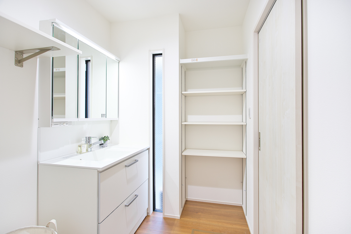 可動式の収納棚でスッキリ快適に使える洗面脱衣室